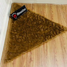 Load image into Gallery viewer, Golden Small_Fur Triangle Faux Fur Rug, Luxury Fluffy Area Rug - 90x90 cm